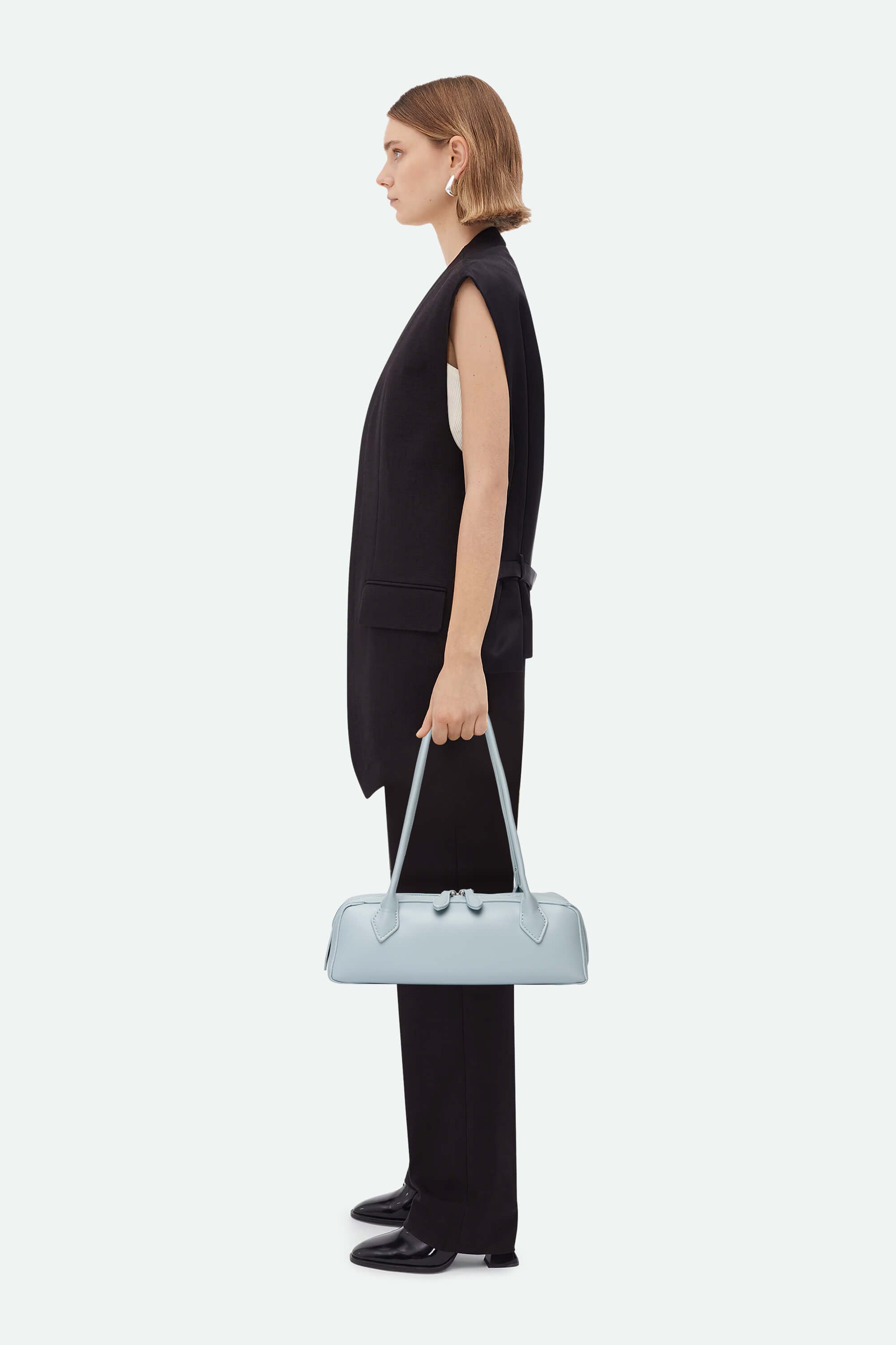 Medium_Shoulder_Bag_Ala_a_Le_Teckel_Blue_On_Model