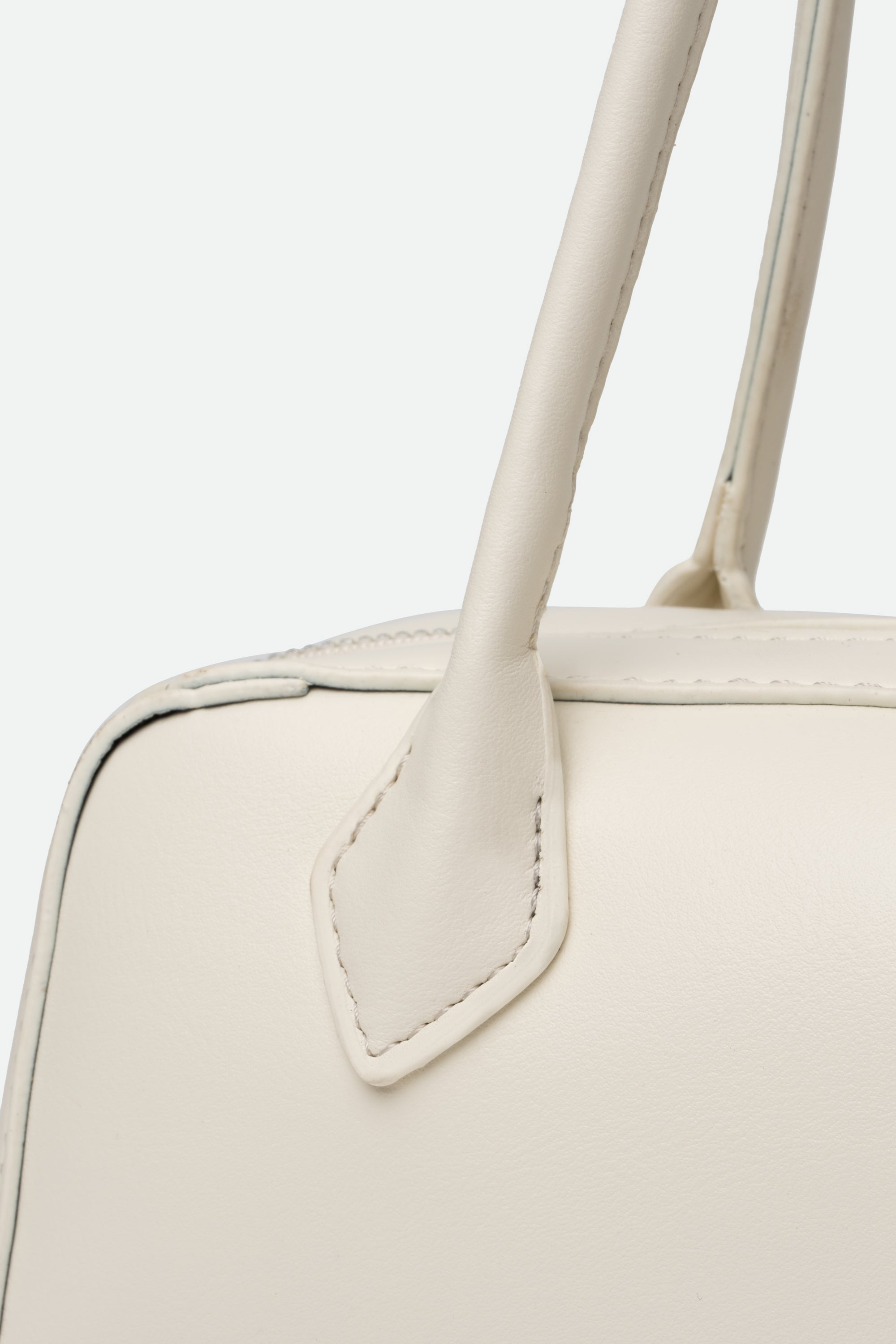 Medium Shoulder Bag (Alaïa Le Teckel) White Detail
