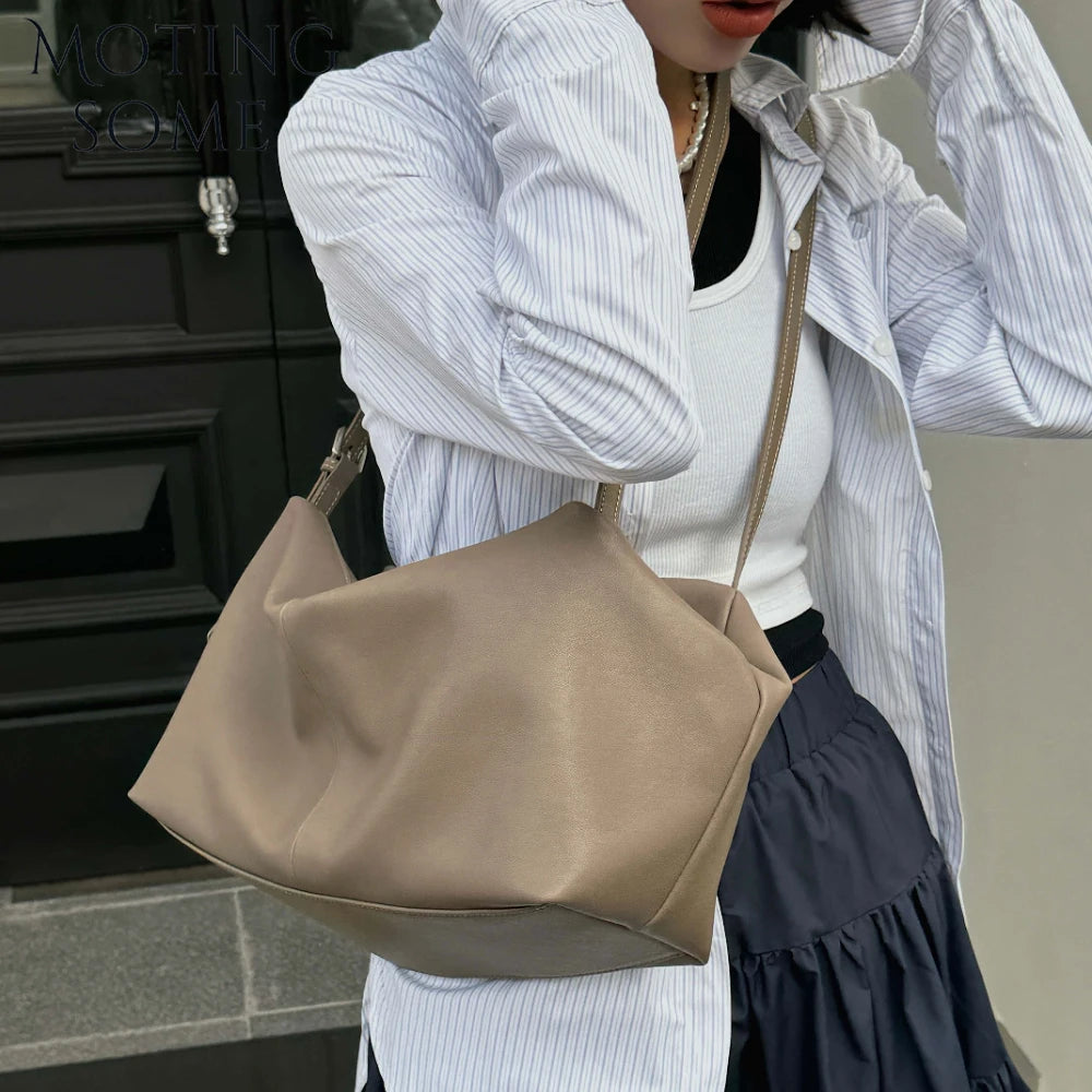 Valentina Velluto Small hobo in Caramel, worn