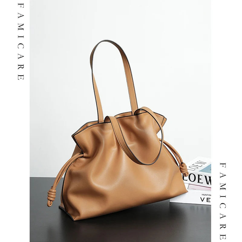 Valentina Mira bucket bag in Ivory, detail