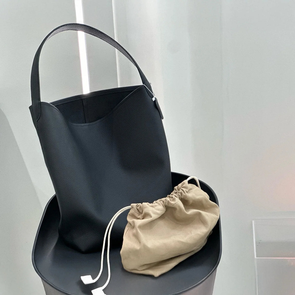 Valentina Aria Medium bucket bag in Black