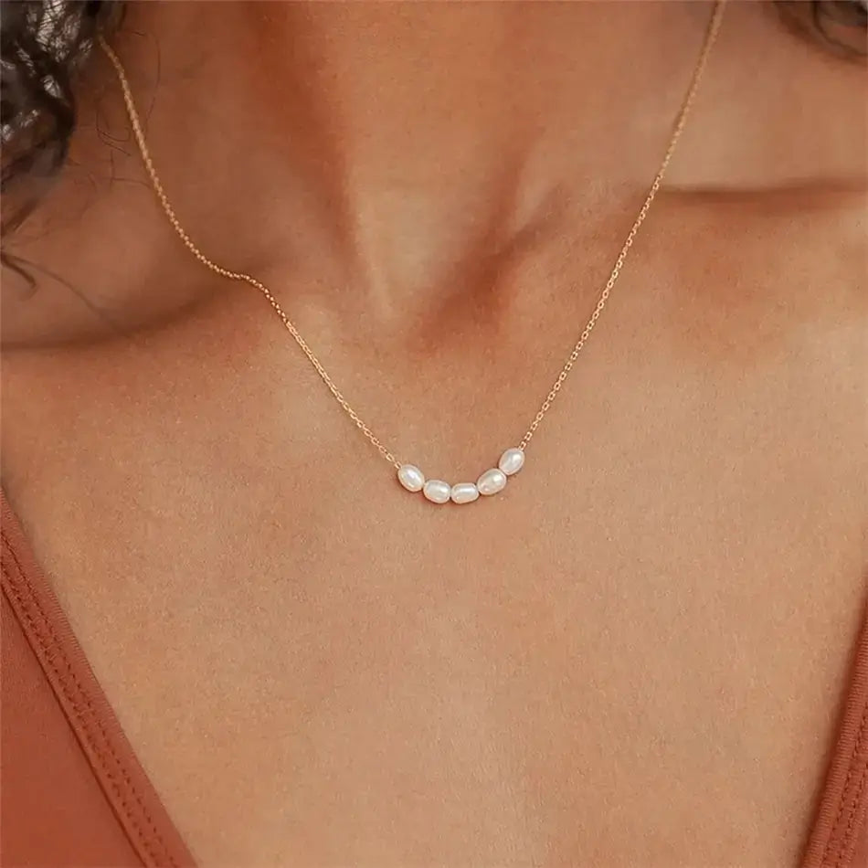 Model wearing a Freshwater pearls chain necklace gold