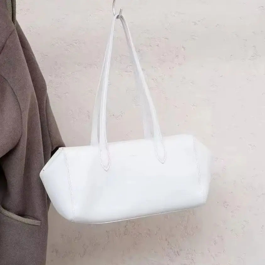 Valentina Lira tote in Black, worn
