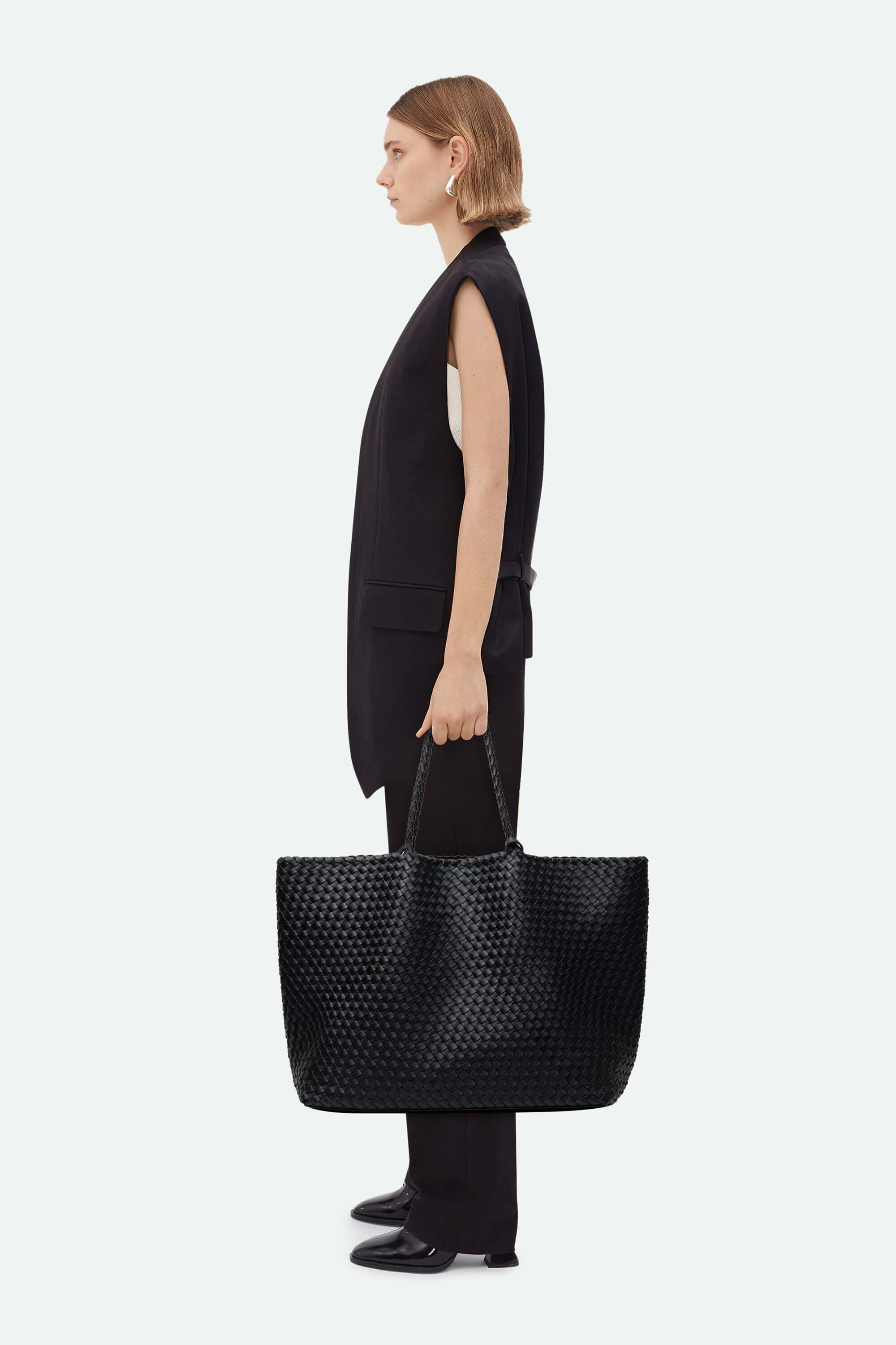 Womens_Black_Tote_Bag_Model