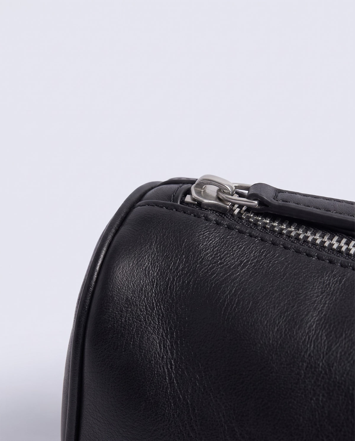 Alba barrel shoulder bag in Black leather – close-up of the leather grain