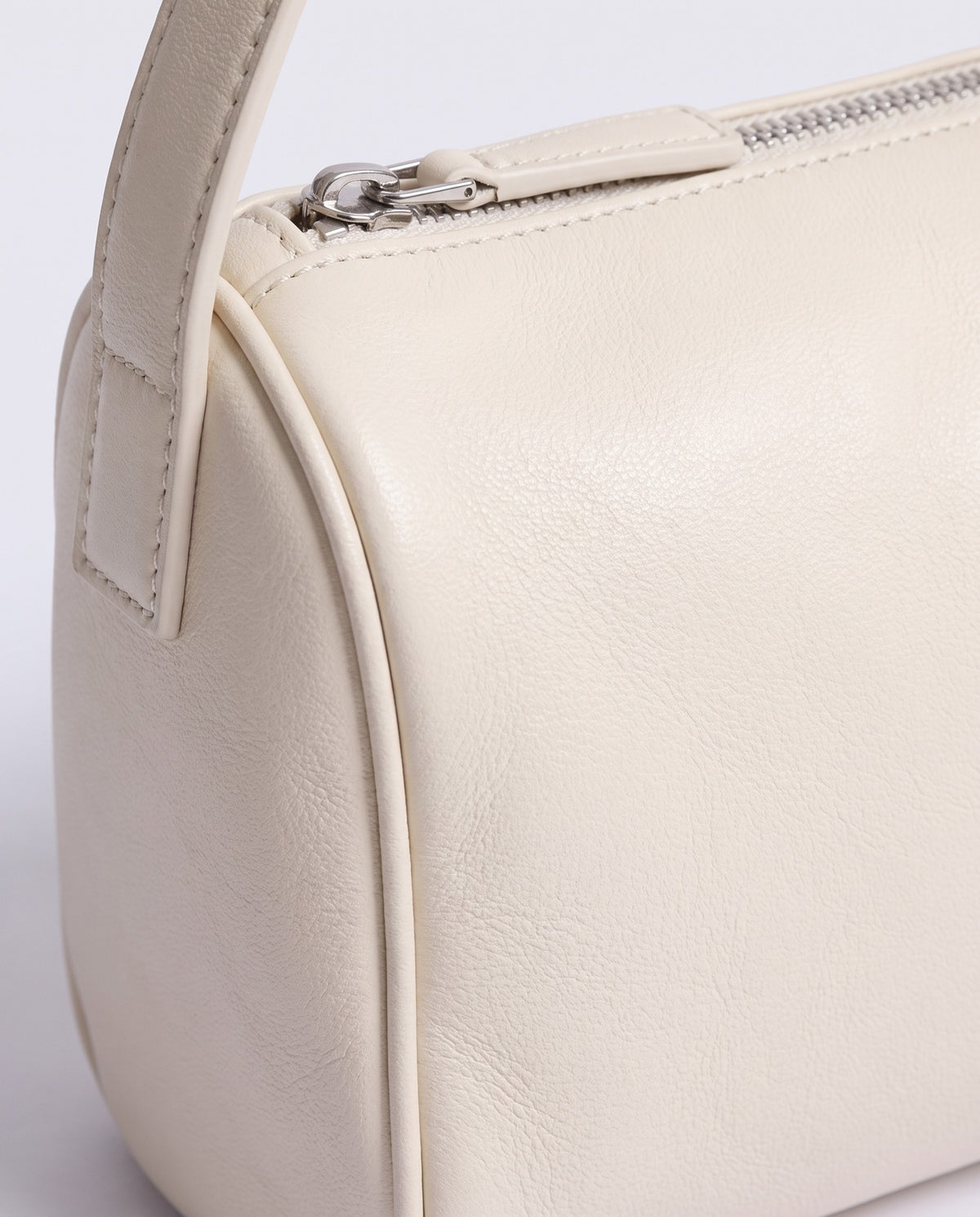 Alba barrel shoulder bag in Ivory leather – close-up of the leather grain