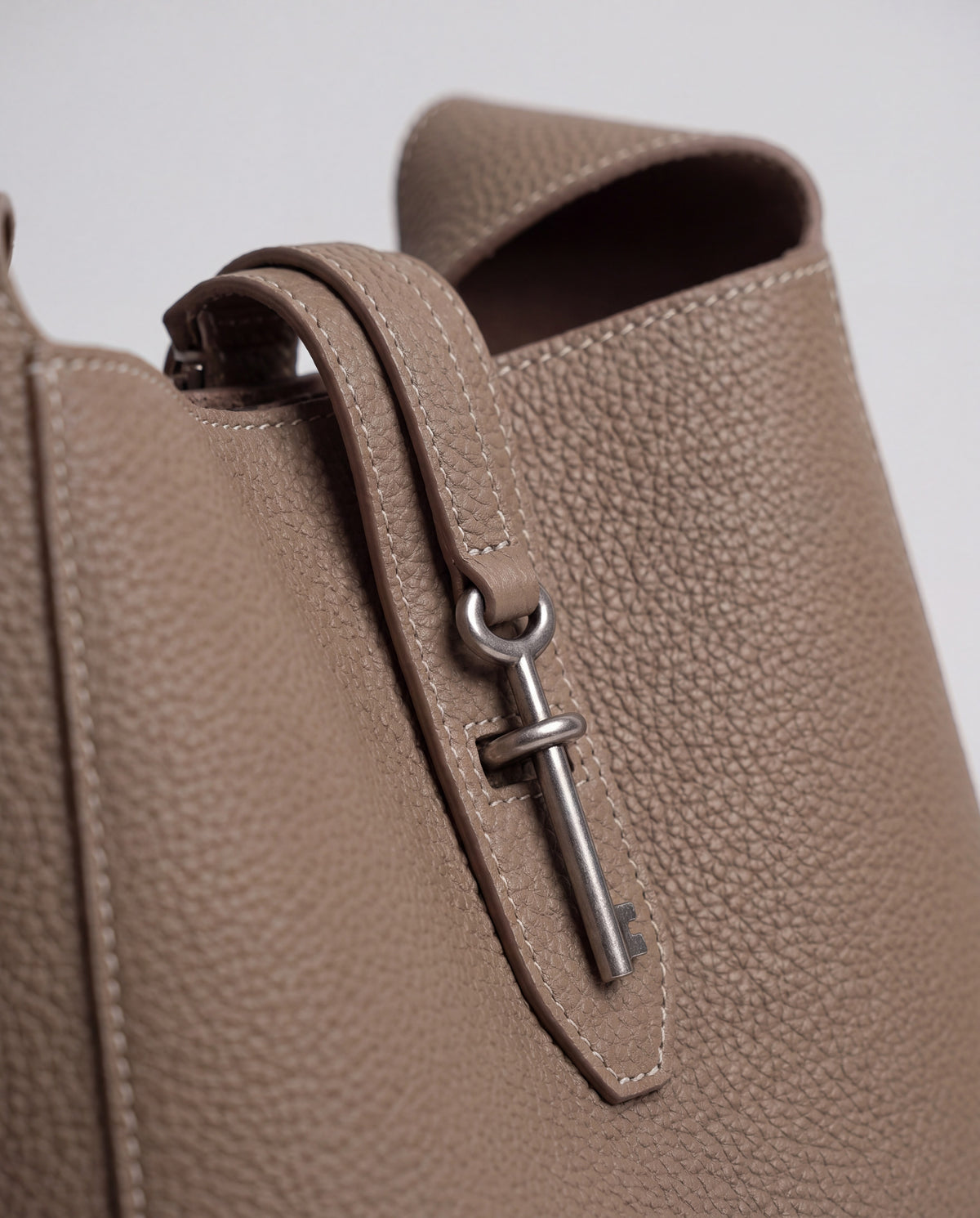 Amalfi bag in Taupe – hardware detail