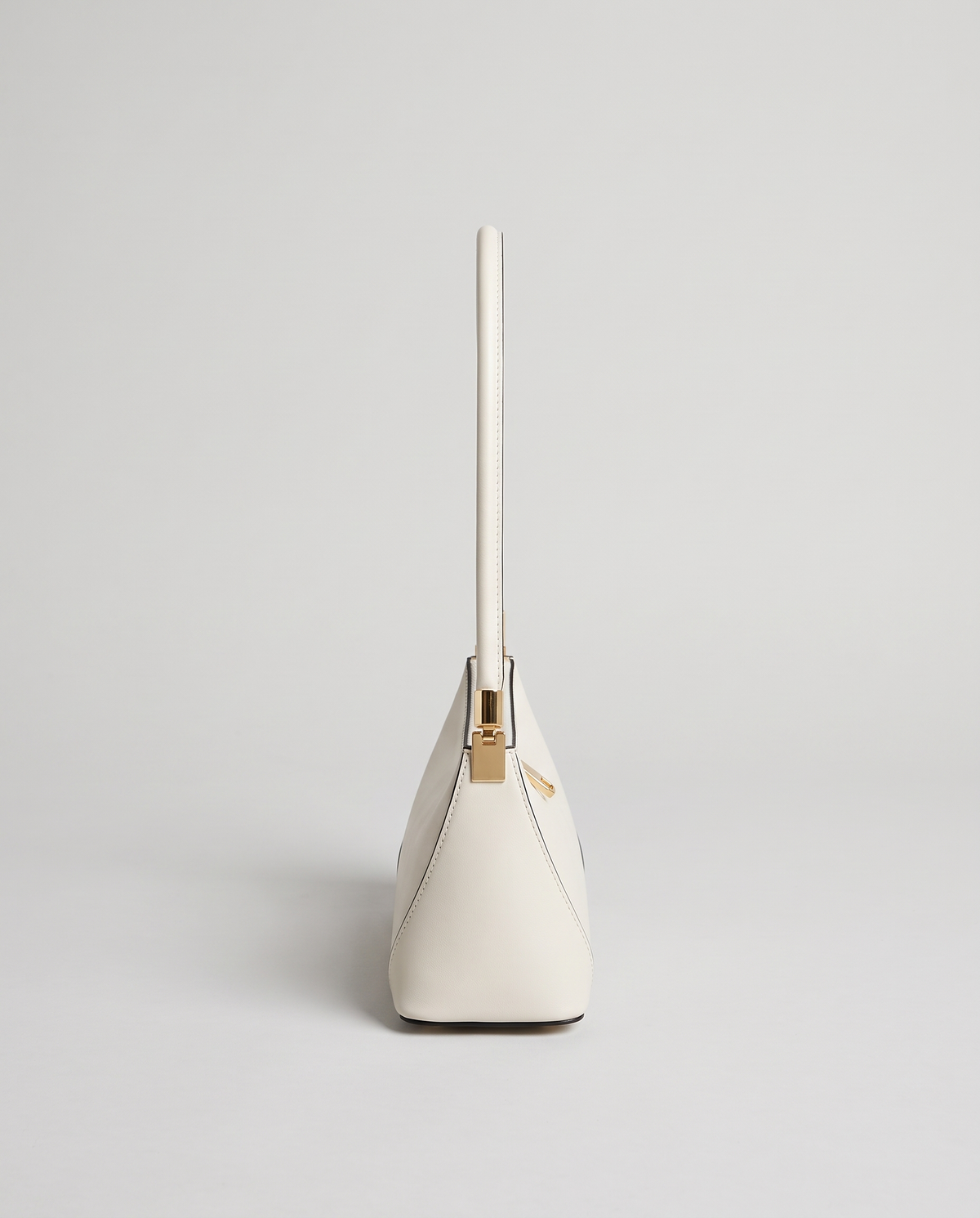 Arc leather shoulder bag in Chalk – side view