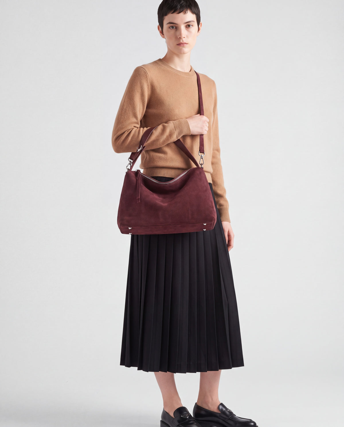 Ardesia bag in Burgundy – worn by model, close-up