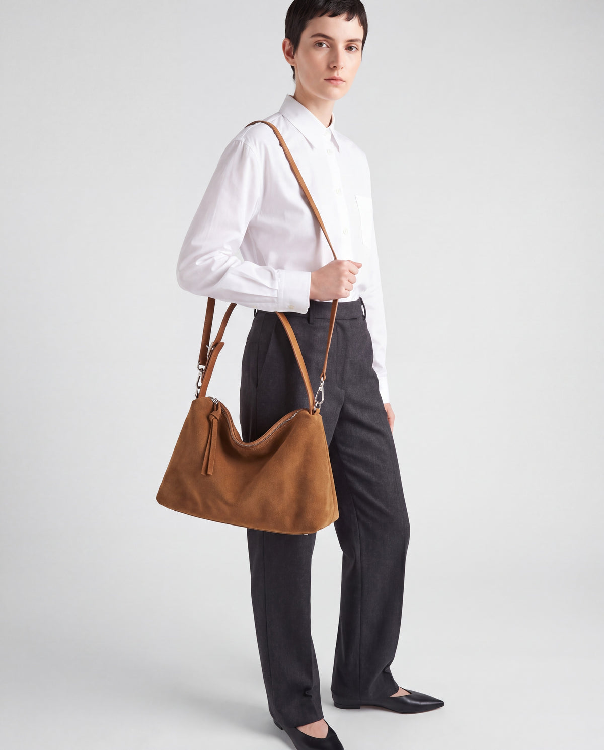 Ardesia bag in Caramel – worn by model, close-up