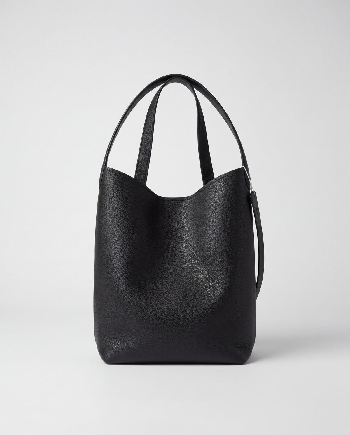 Aria Medium bag in Black – front view