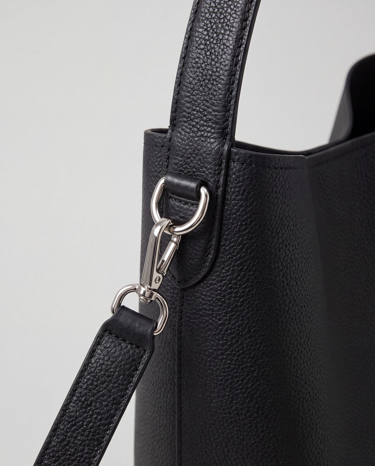 Aria Large bag in Black – hardware detail