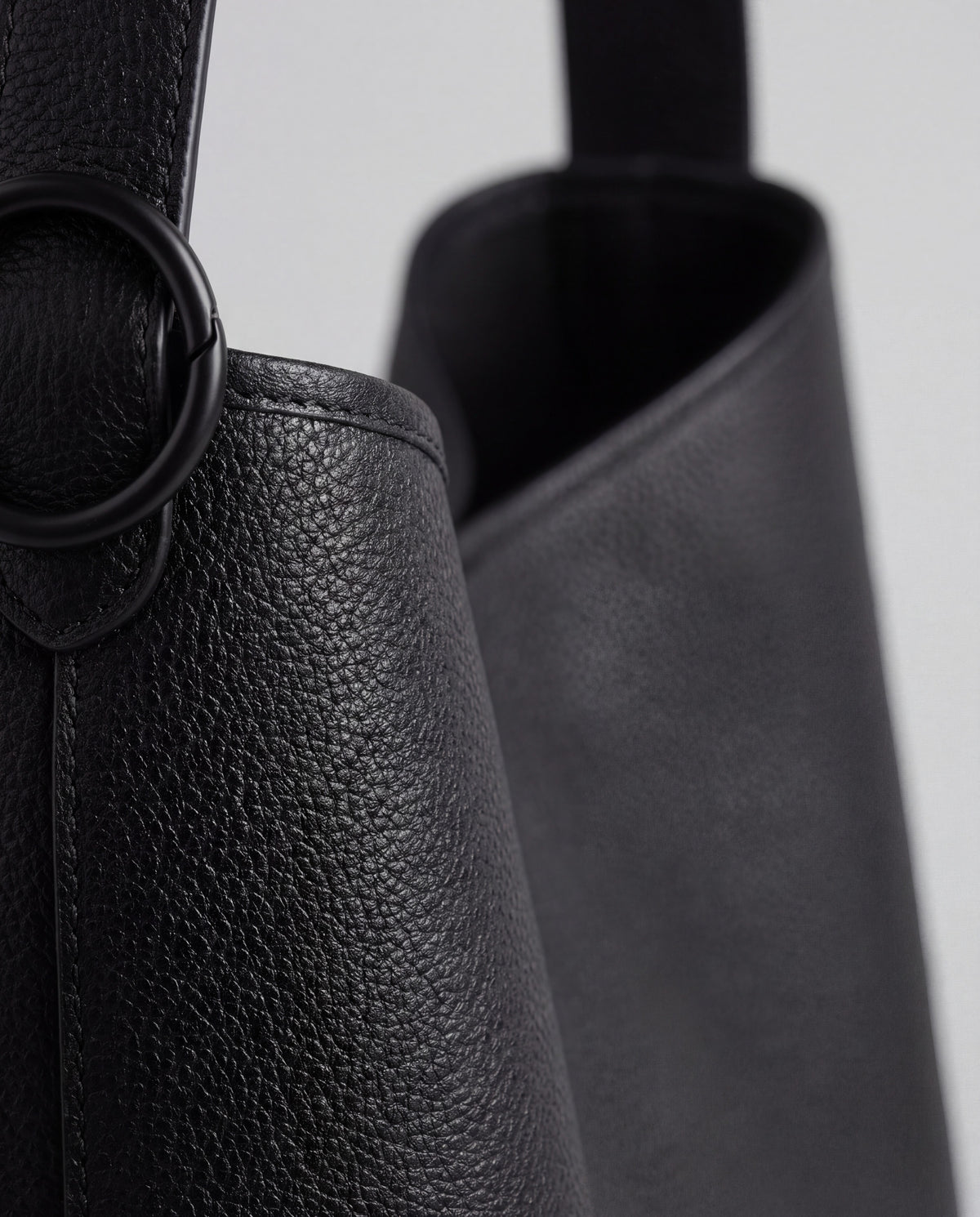 Aria Large bag in Black – leather detail