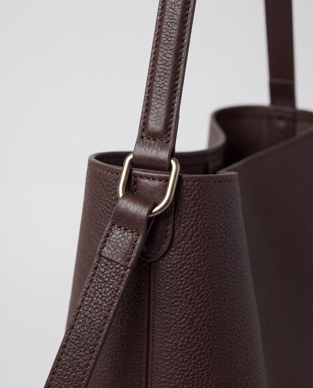Aria Large bag in Chocolate – hardware detail