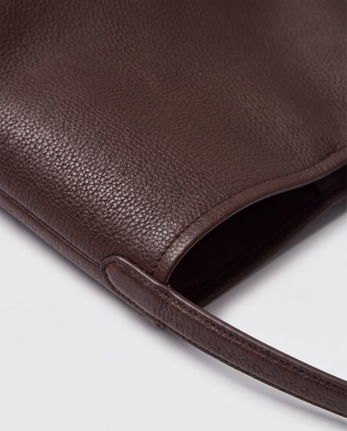 Aria Large bag in Chocolate – leather detail