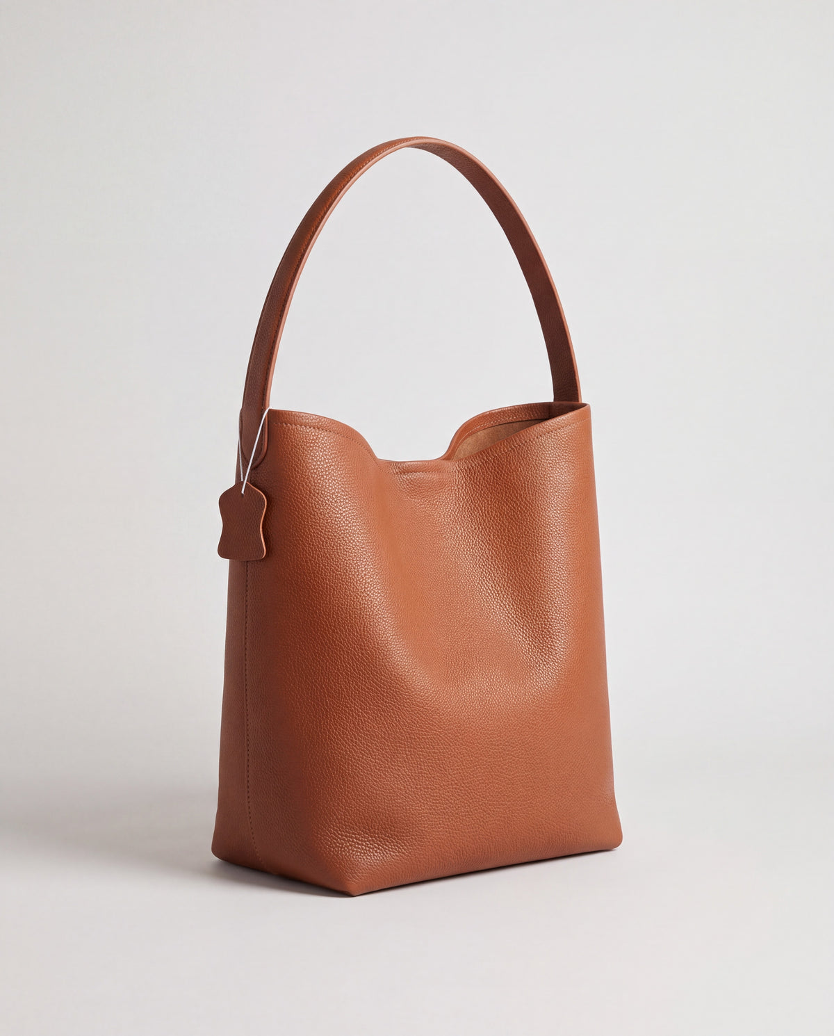 Aria Large bag in Cognac – three-quarter view