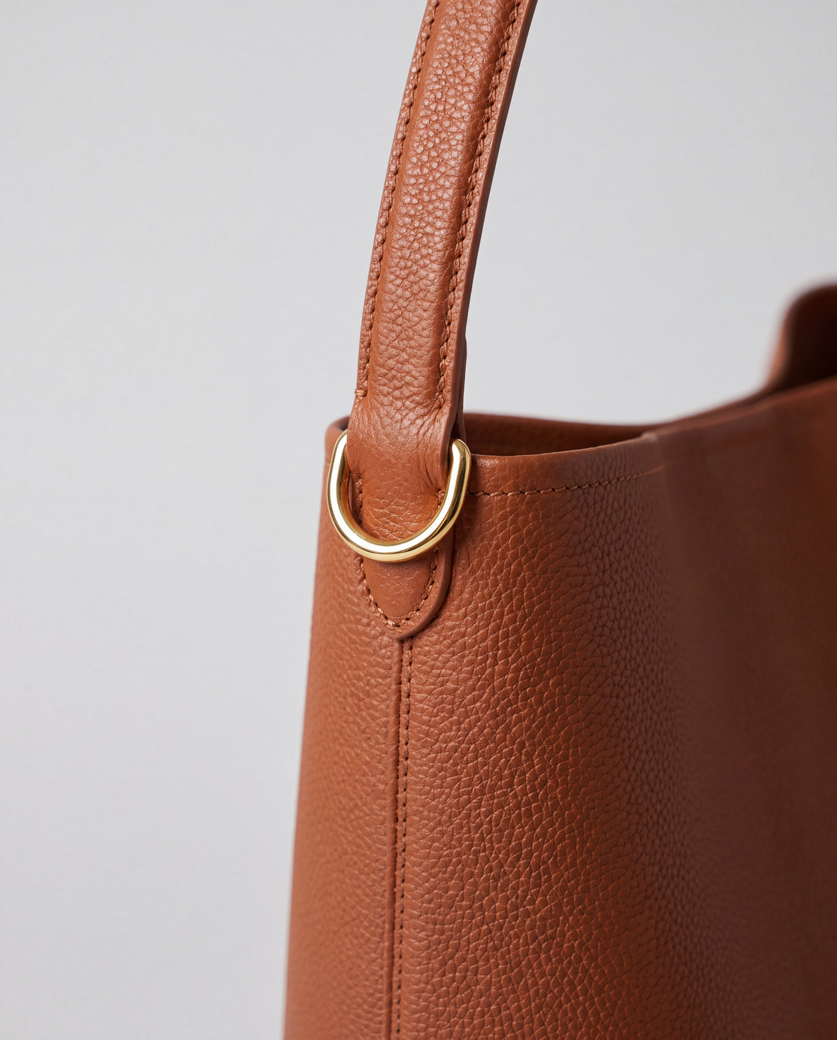 Aria Large bag in Cognac – hardware detail