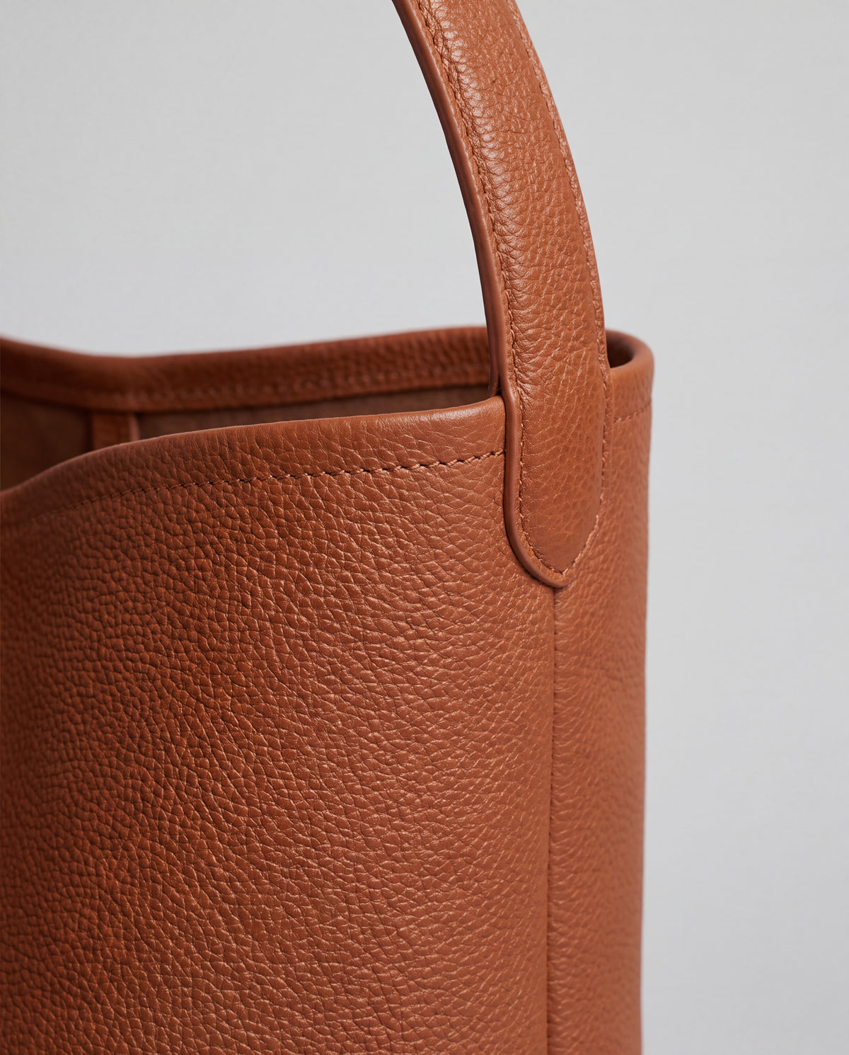 Aria Large bag in Cognac – leather detail