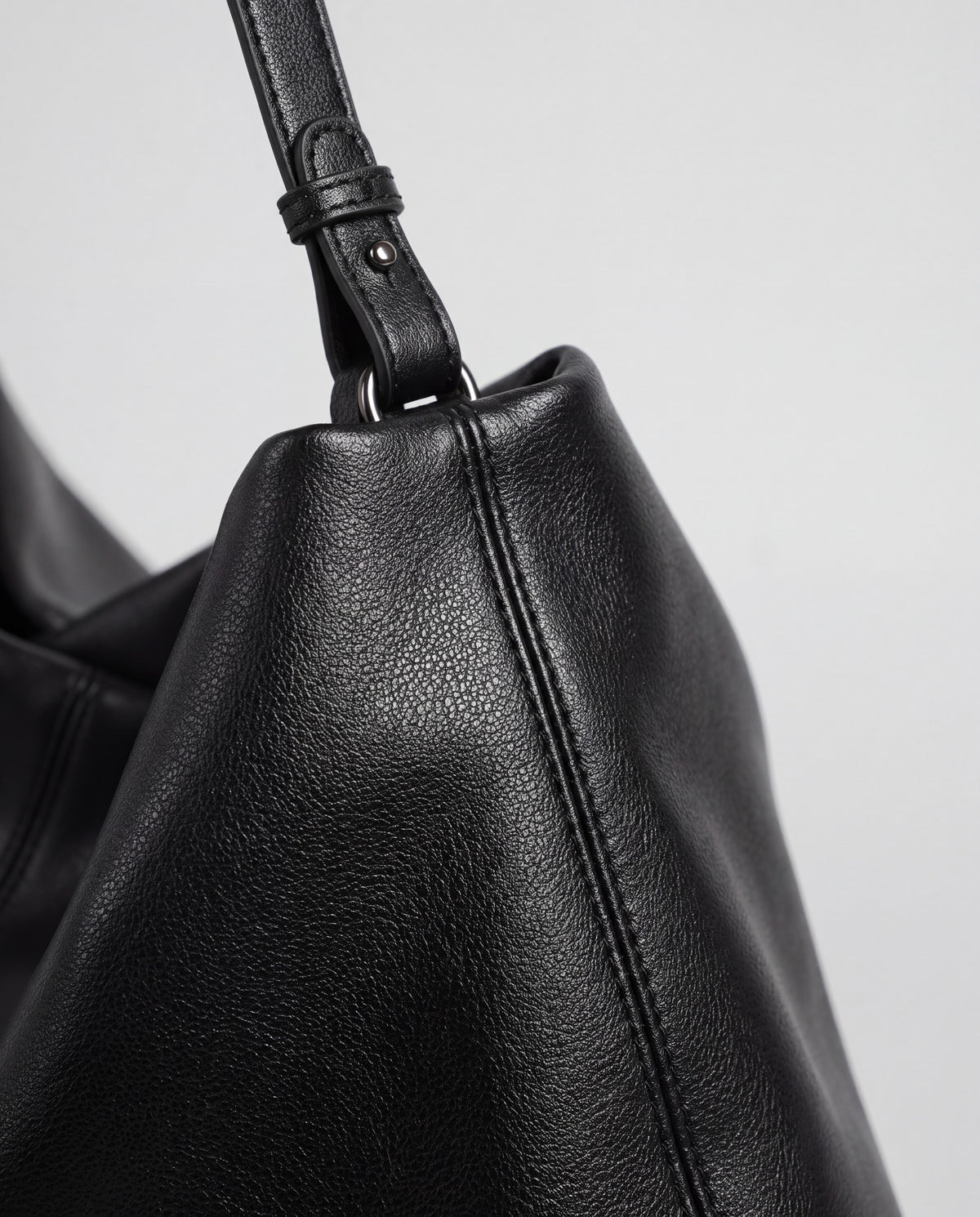 Assisi bag in Black – leather detail