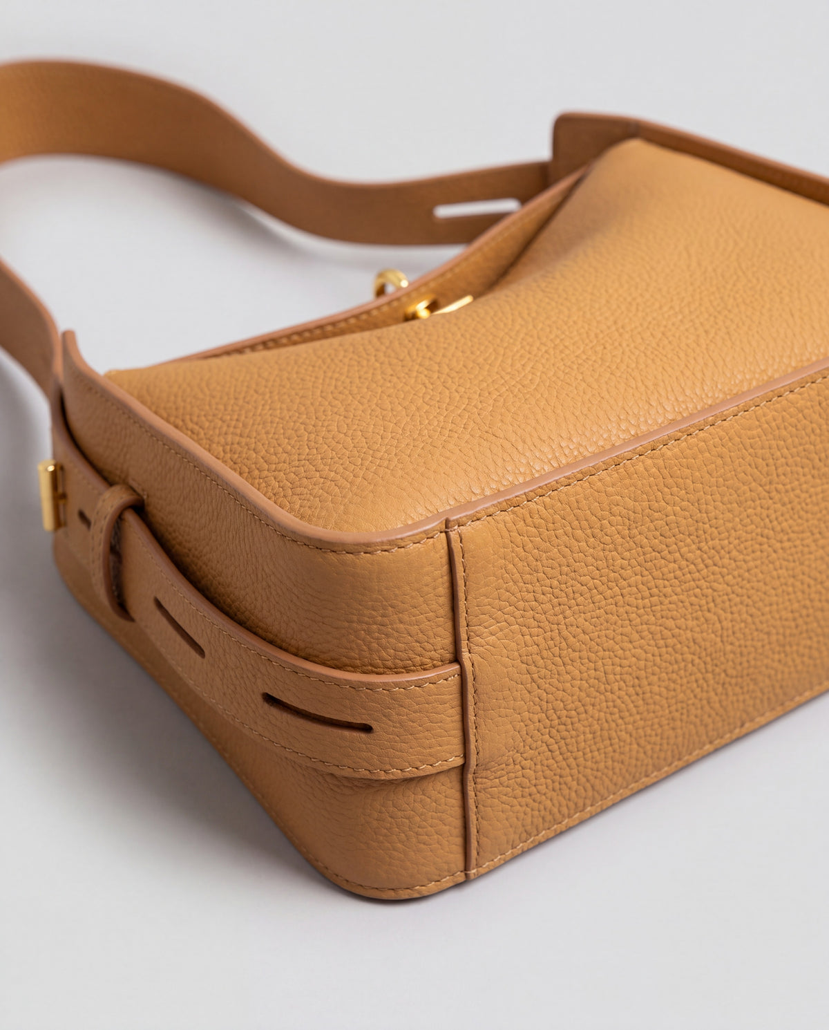 Asti bag in Camel – leather detail