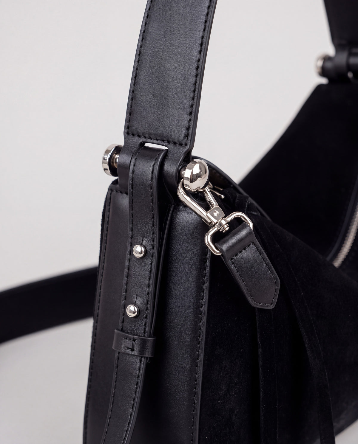 Asti bag in Onyx – hardware detail