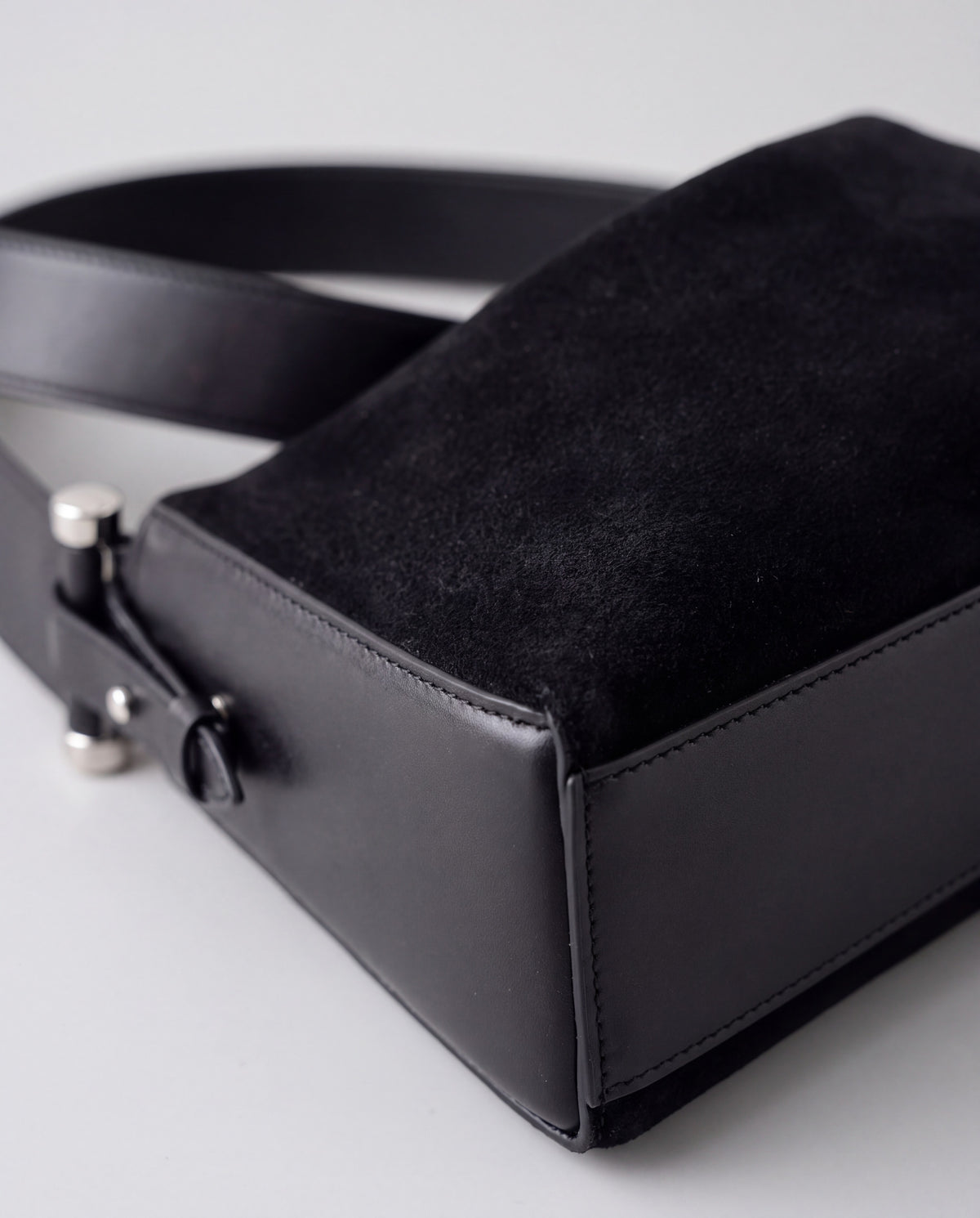 Asti bag in Onyx – leather detail