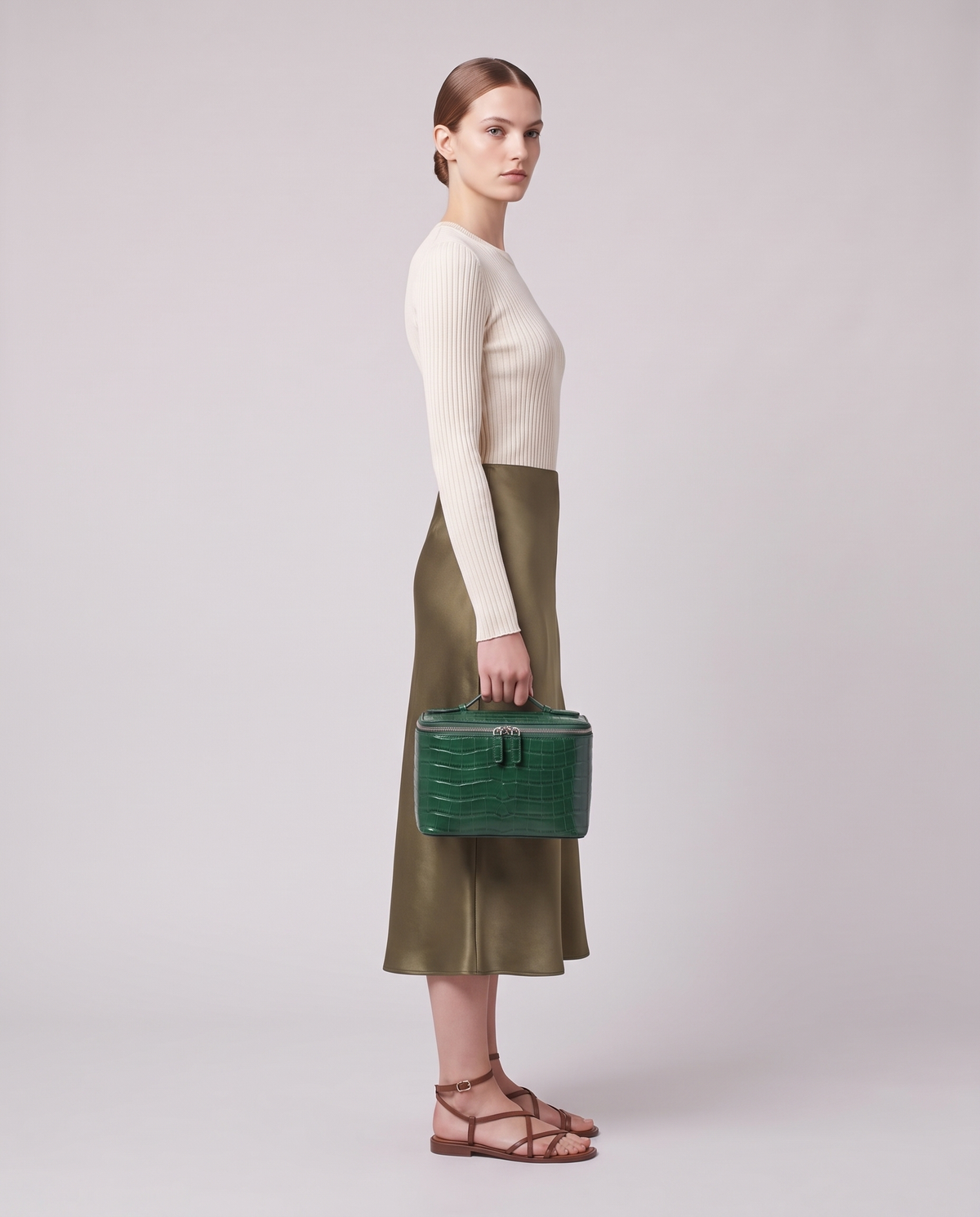 Model holding the Bellagio vanity case in Emerald – full-length view