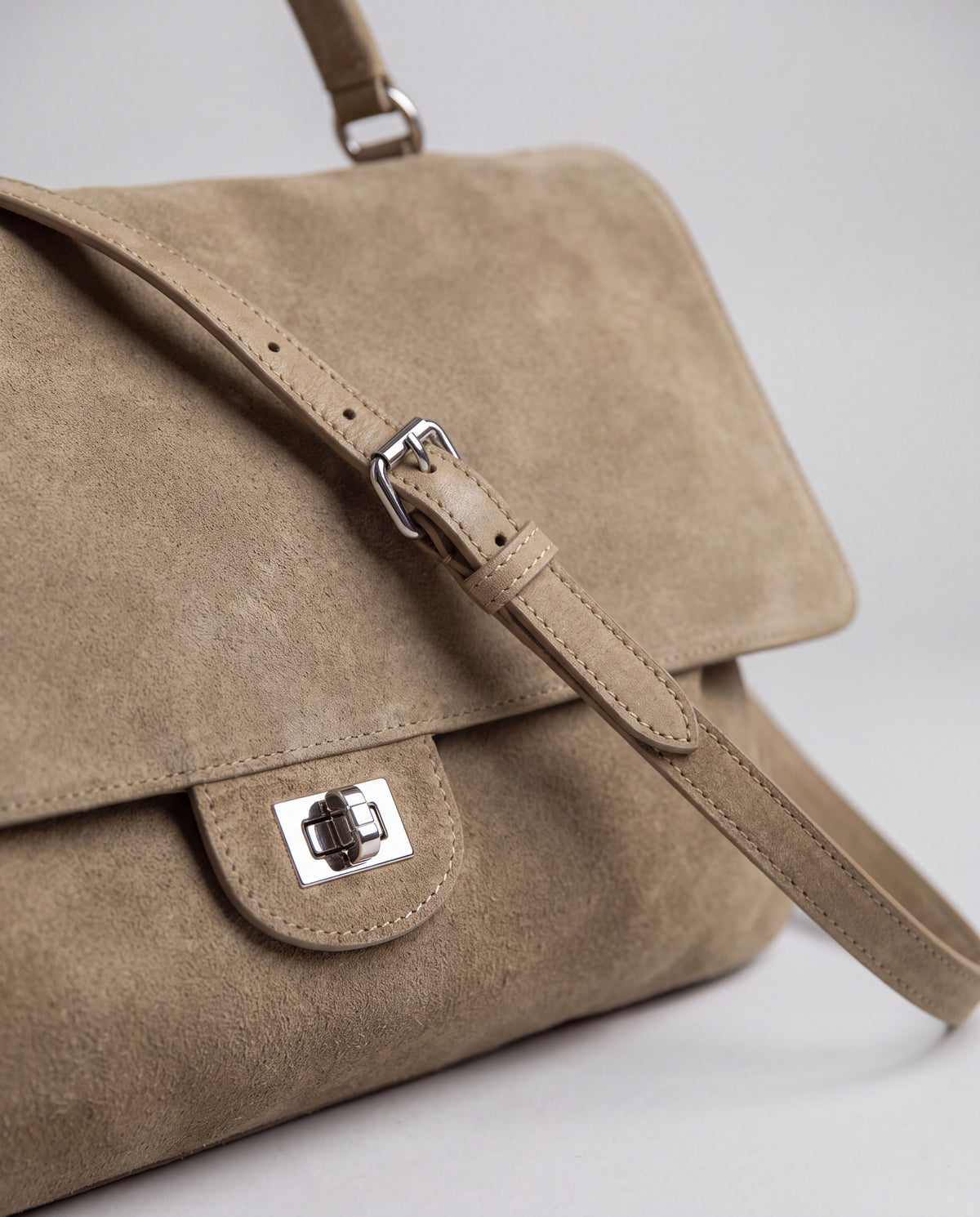 Brio Large bag in Khaki – hardware detail