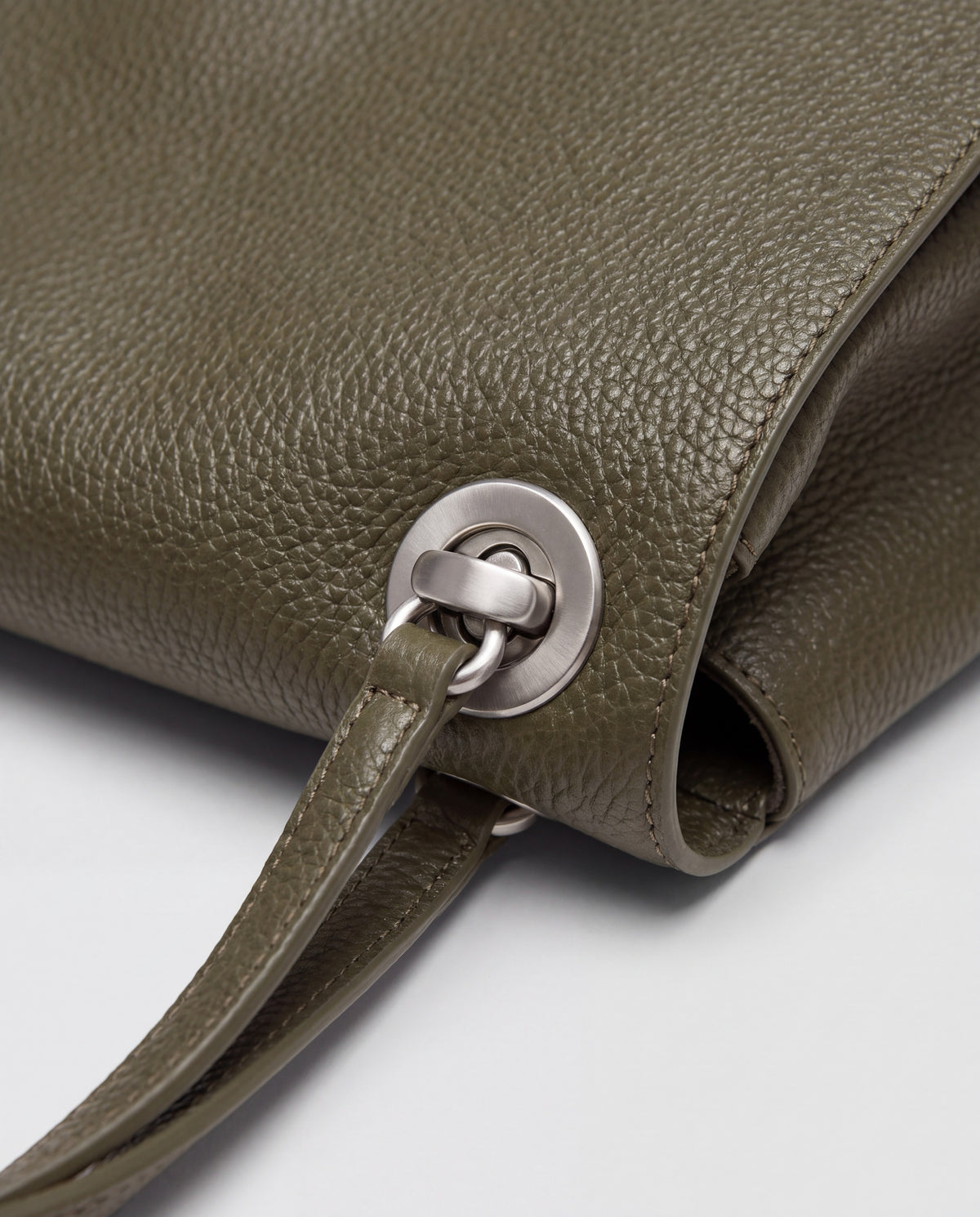 Brio Large bag in Olive – hardware detail