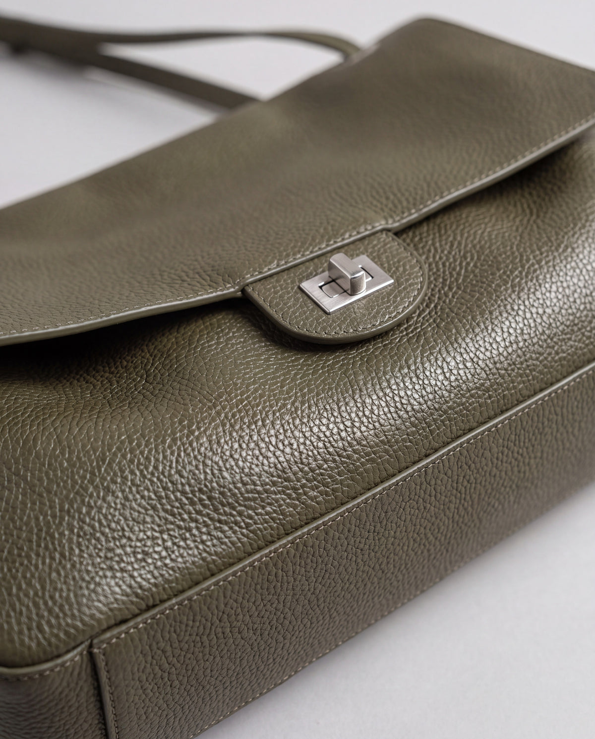 Brio Large bag in Olive – leather detail