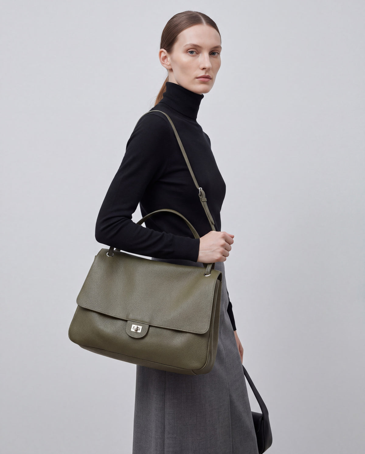 Brio Large bag in Olive – worn by model, close-up