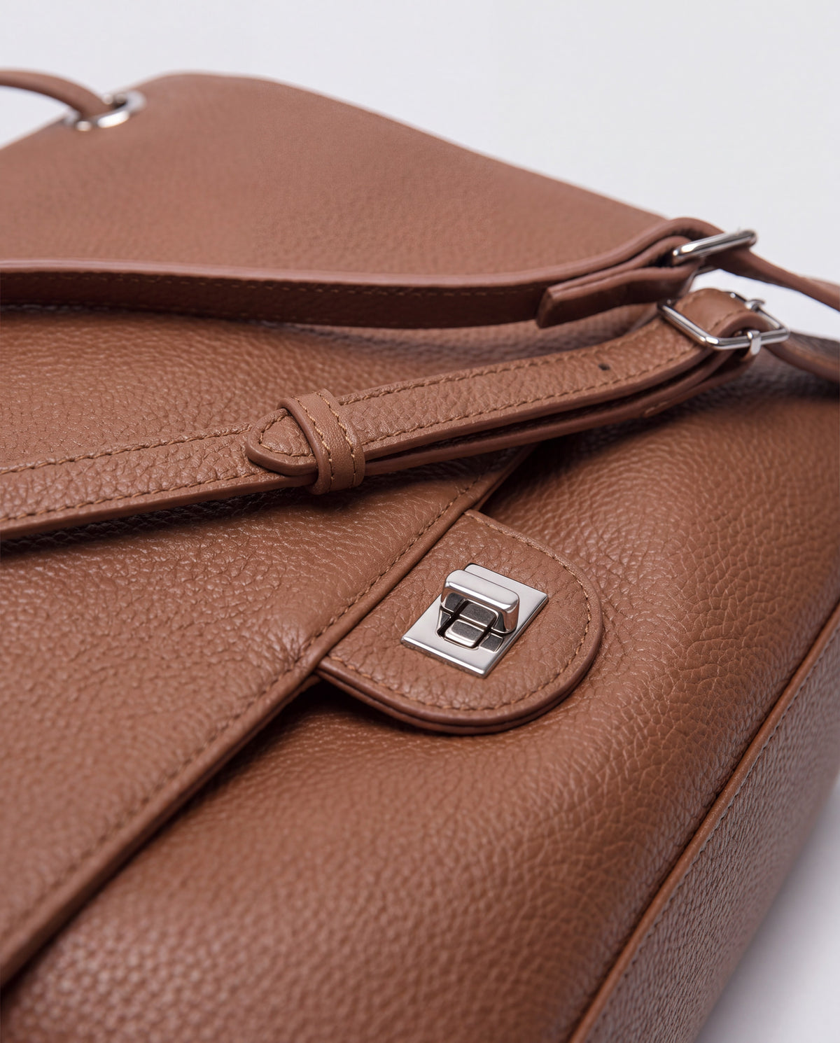 Brio Small bag in Brown – hardware detail