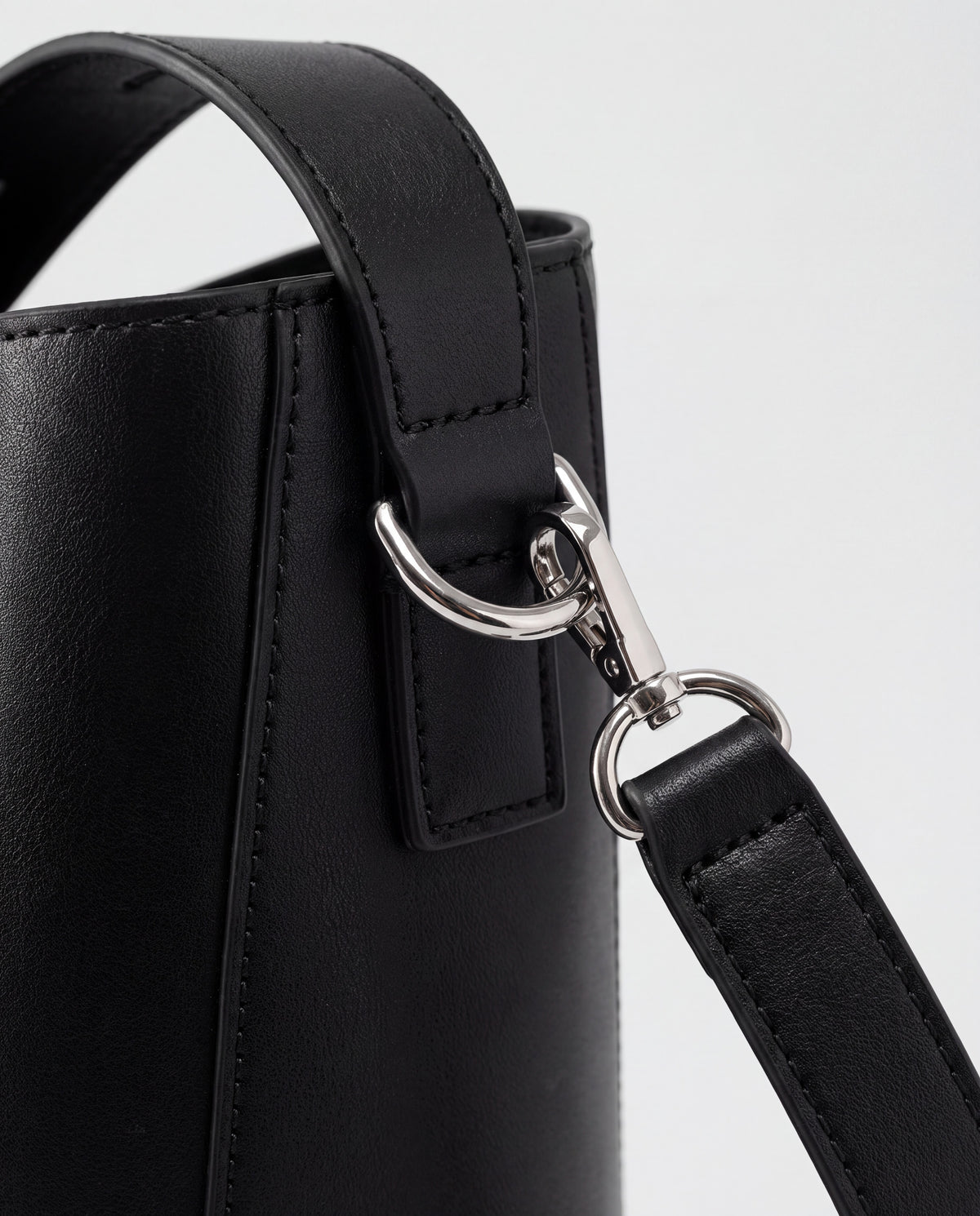 Calce bag in Black – hardware detail