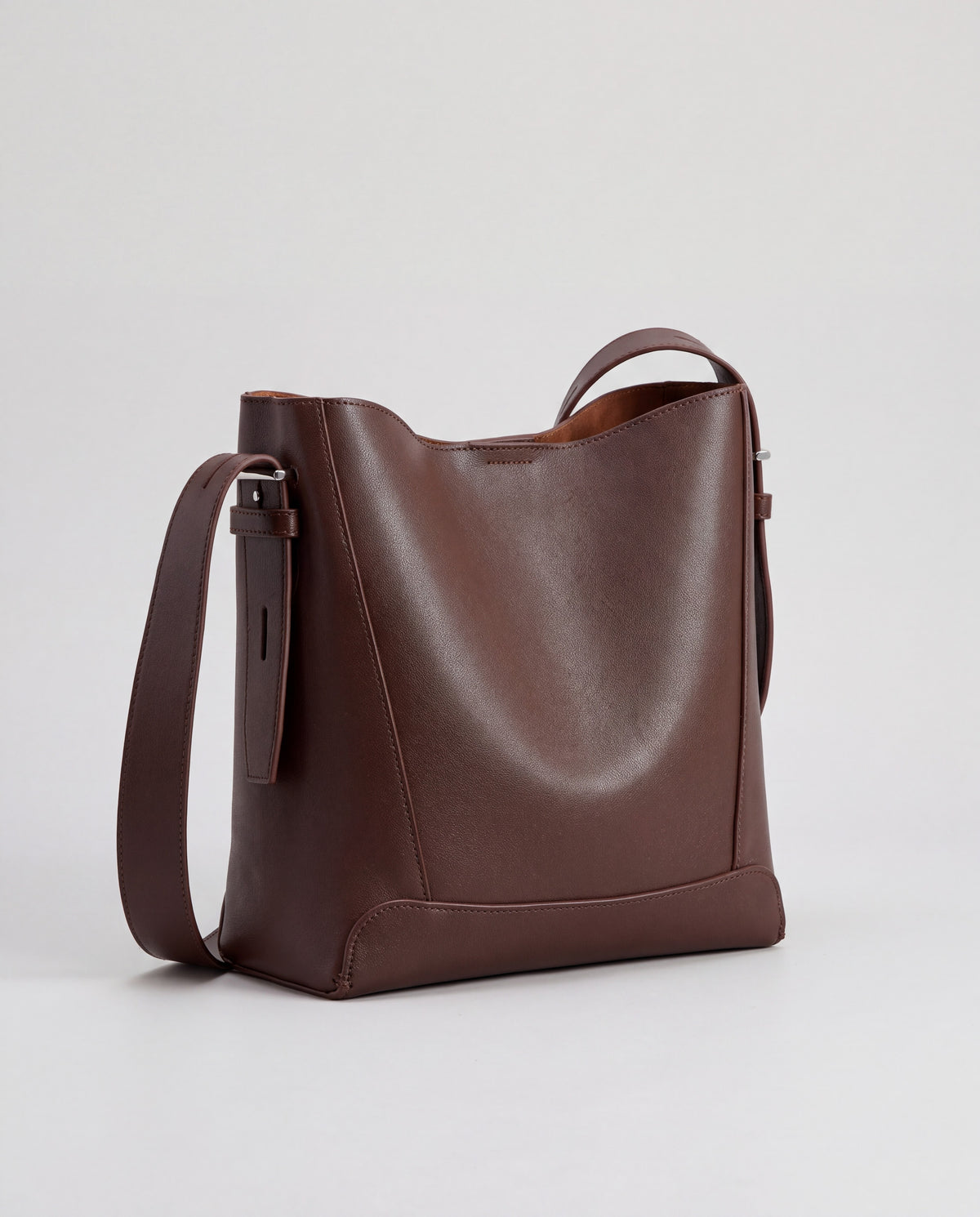 Calce bag in Chocolate – three-quarter view