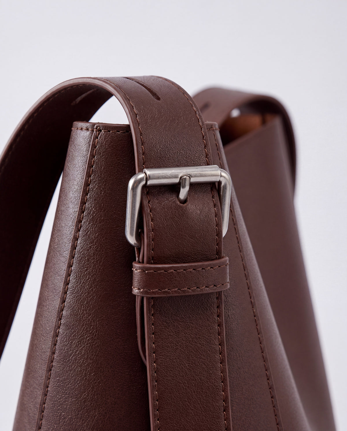 Calce bag in Chocolate – hardware detail