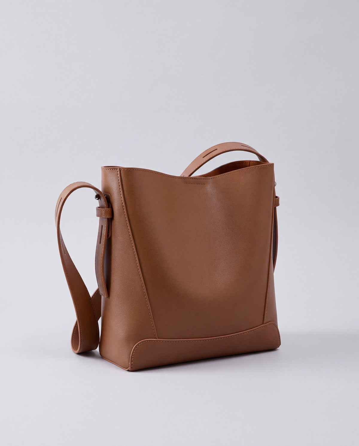 Calce bag in Cognac – three-quarter view