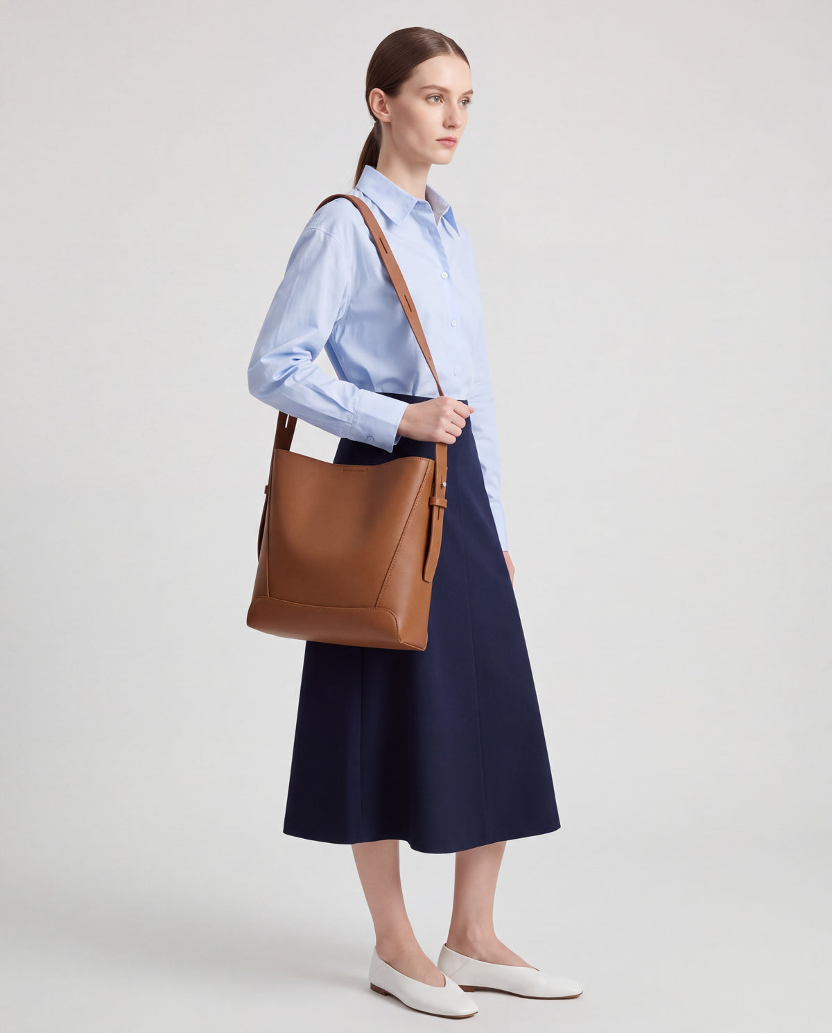 Calce bag in Cognac – worn by model, close-up