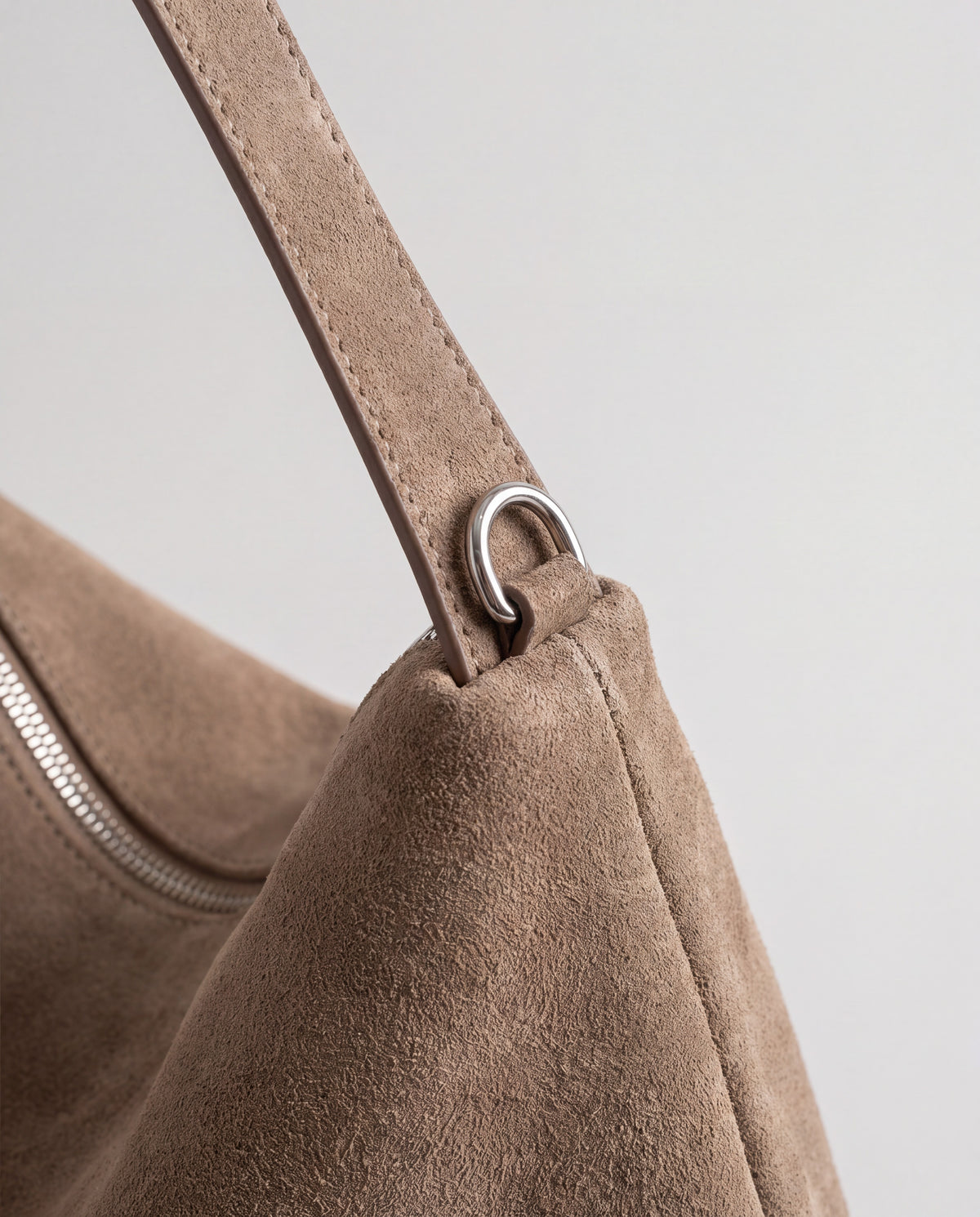 Calma bag in Khaki – leather detail