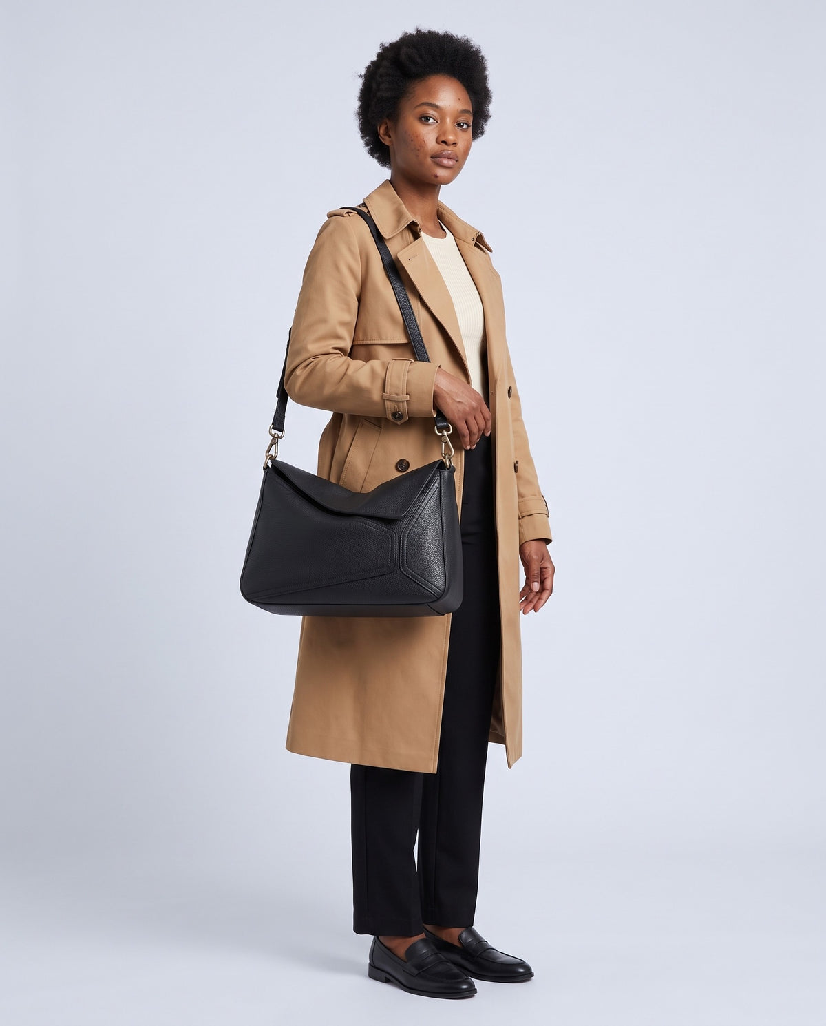 Model wearing the Camogli shoulder bag in Black – full-length view