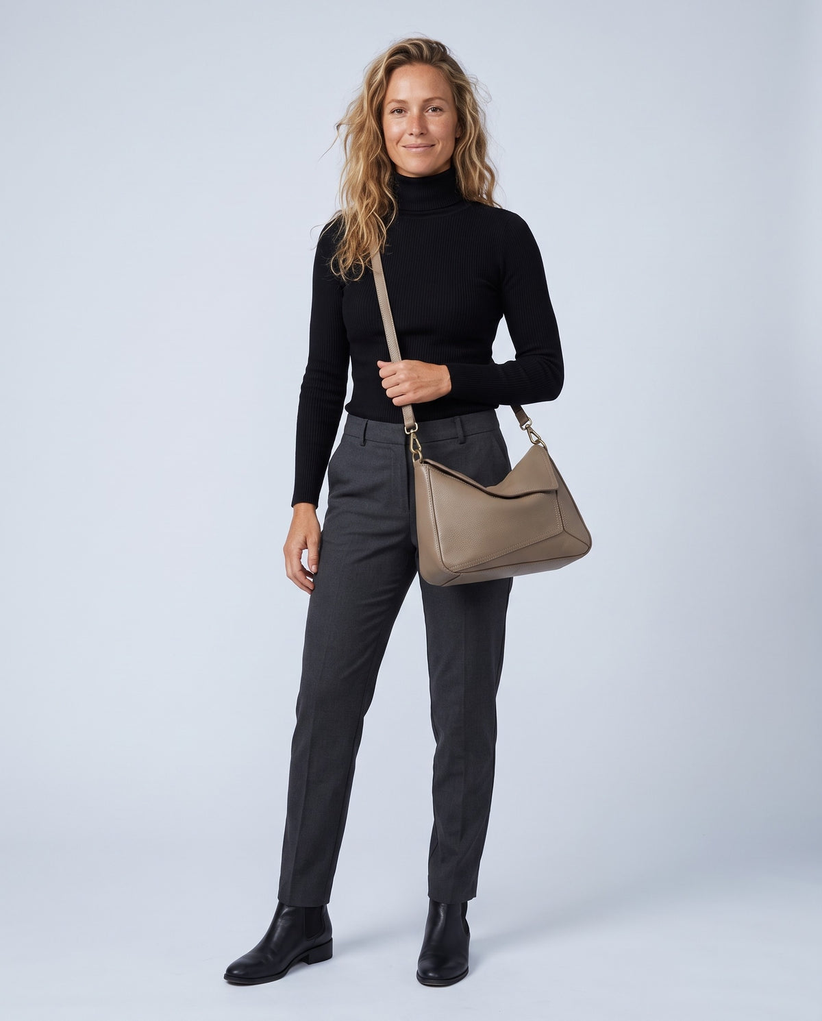 Model wearing the Camogli shoulder bag in Taupe – full-length view