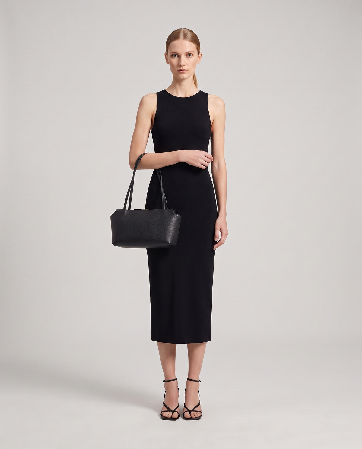 Model with the Capri leather shoulder bag in black, full length