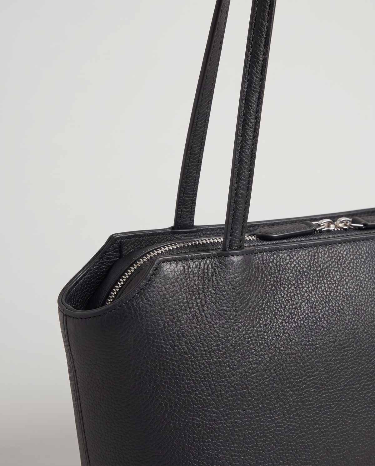 Capri leather shoulder bag in black, hardware and leather detail