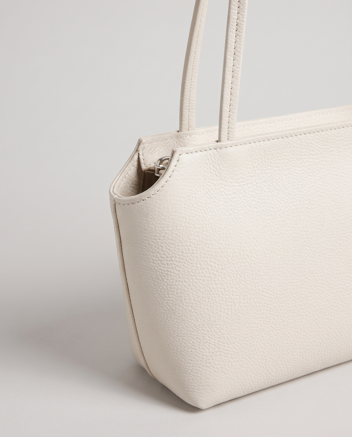 Capri leather shoulder bag in white, hardware and leather detail