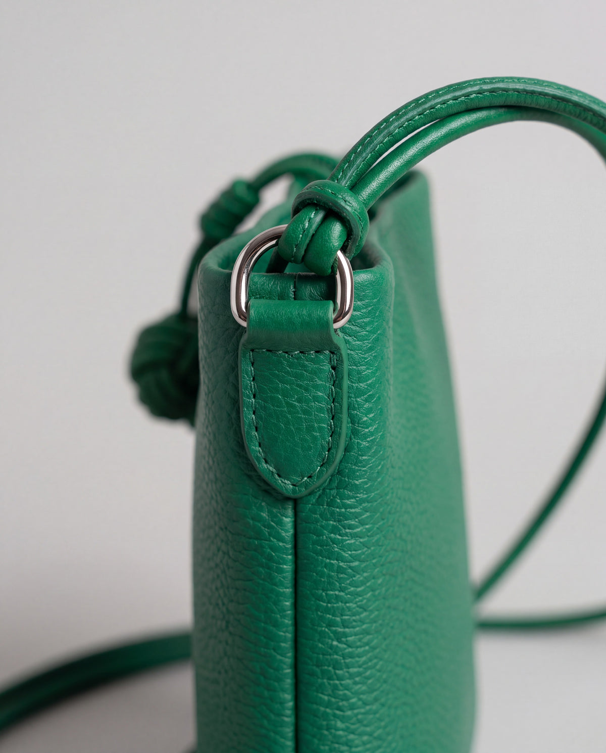 Cara bag in Emerald – hardware detail
