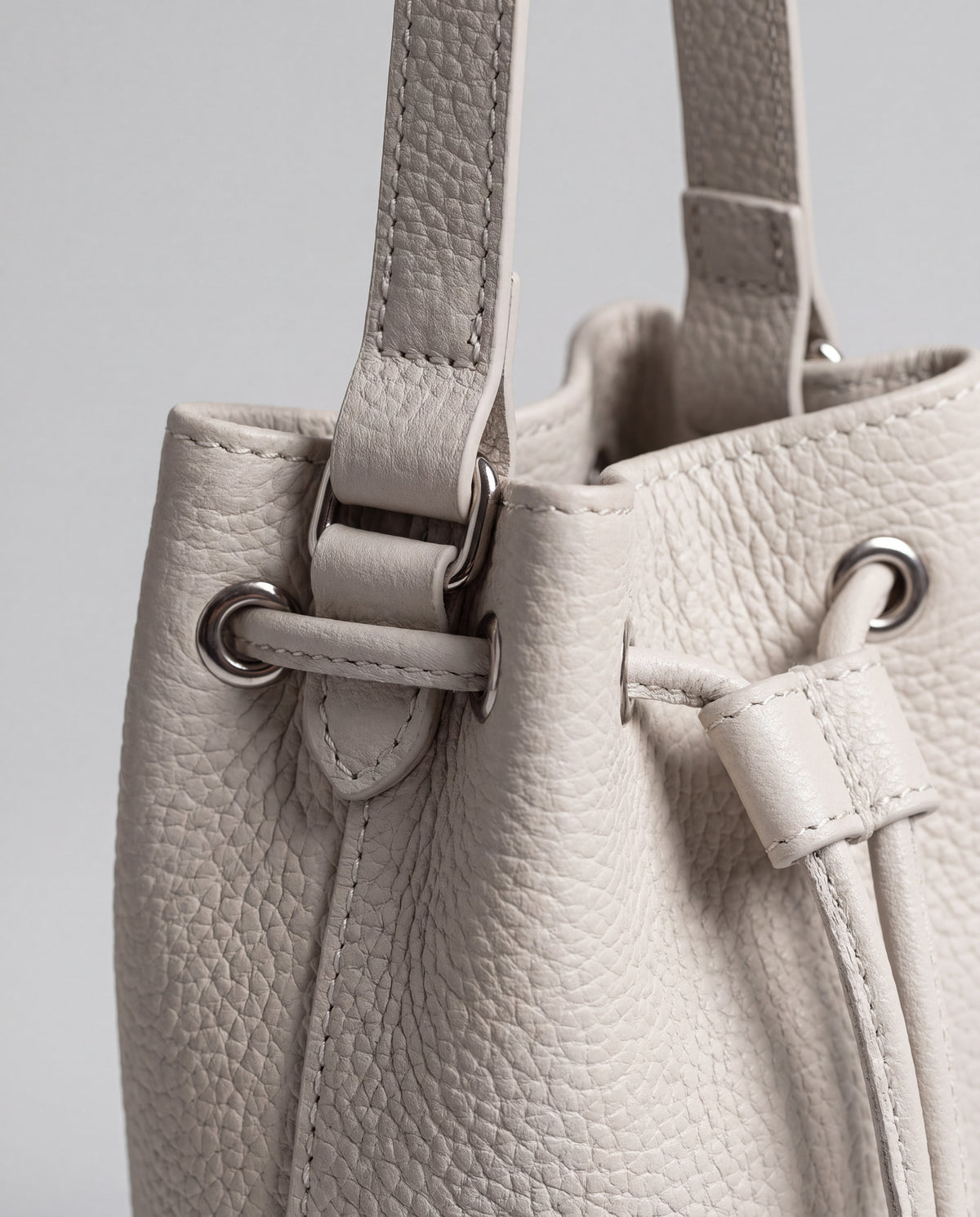 Cara bag in Stone – hardware detail