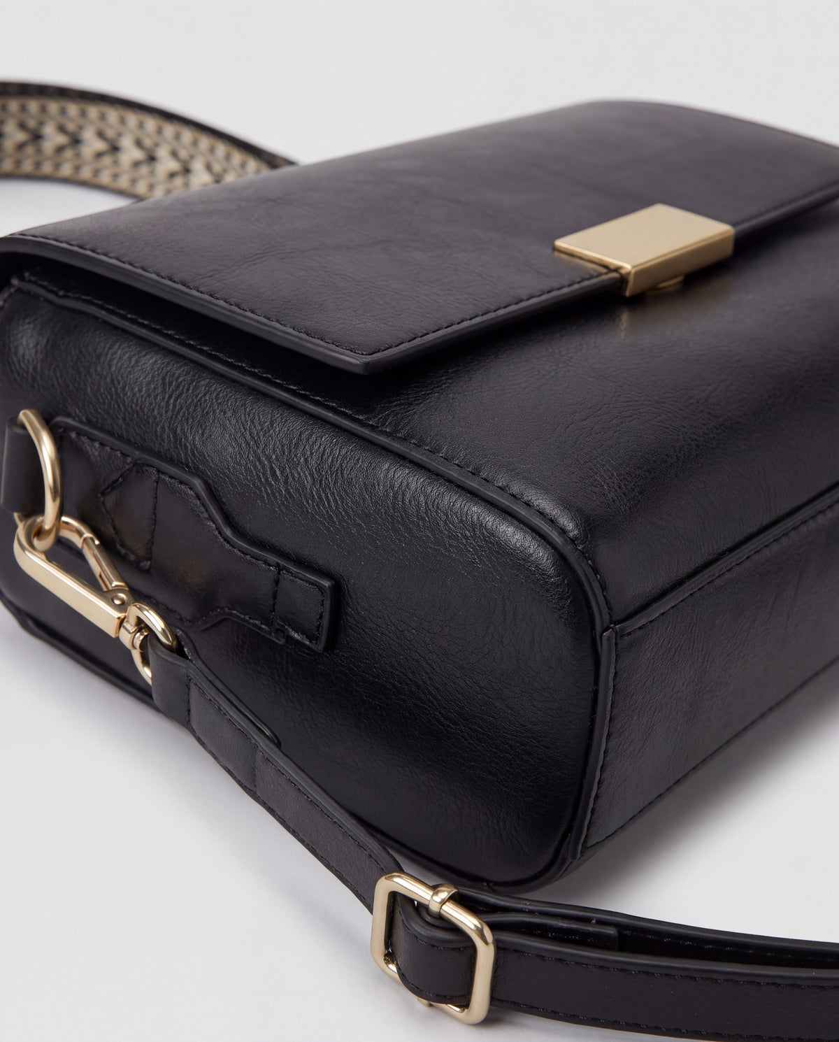 Cedro bag in Black – leather detail