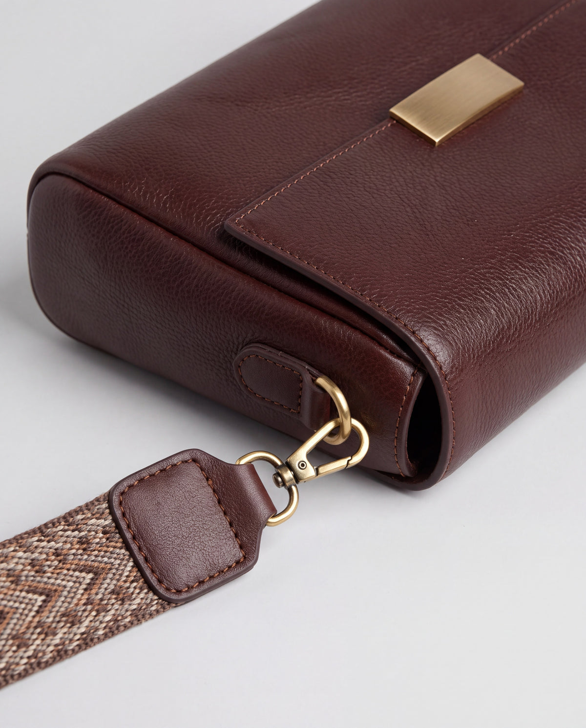 Cedro bag in Chocolate – hardware detail