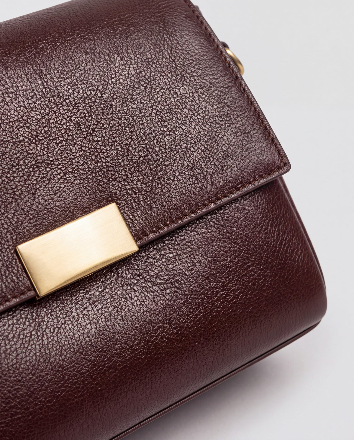 Cedro bag in Chocolate – leather detail
