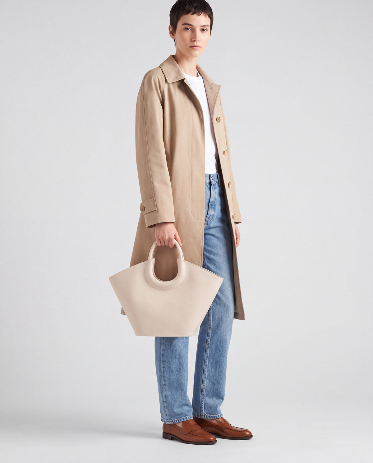 Circulo bag in Beige – worn by model, close-up