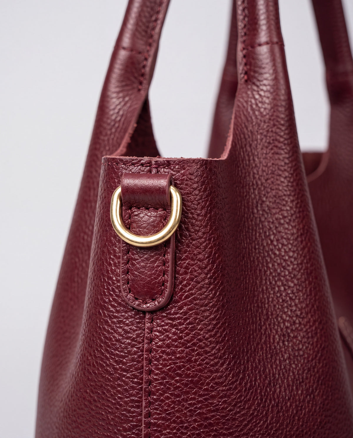 Commute bag in Burgundy – hardware detail
